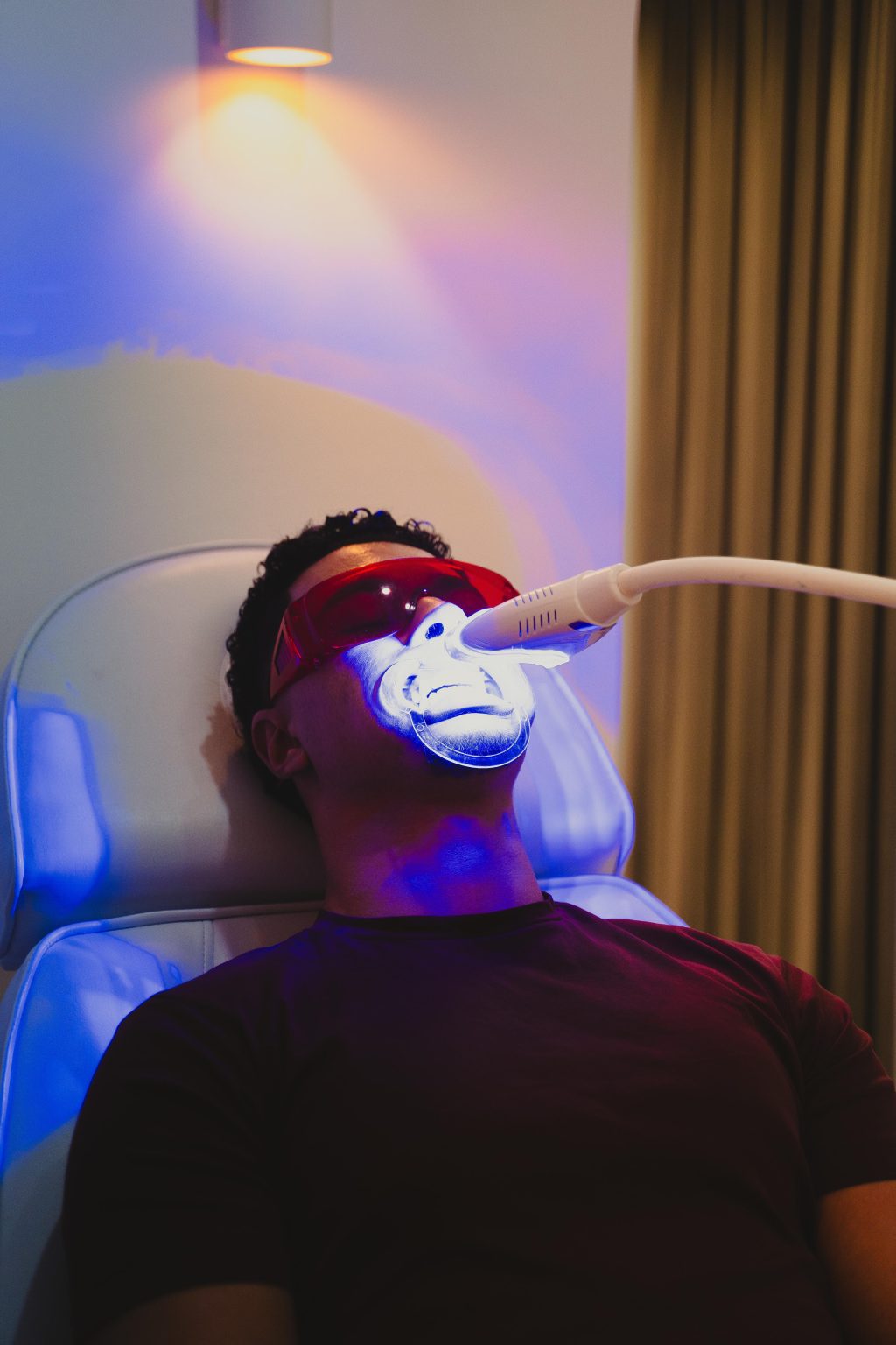 Tanden bleken met LED-licht bij LZ Clinics Amsterdam