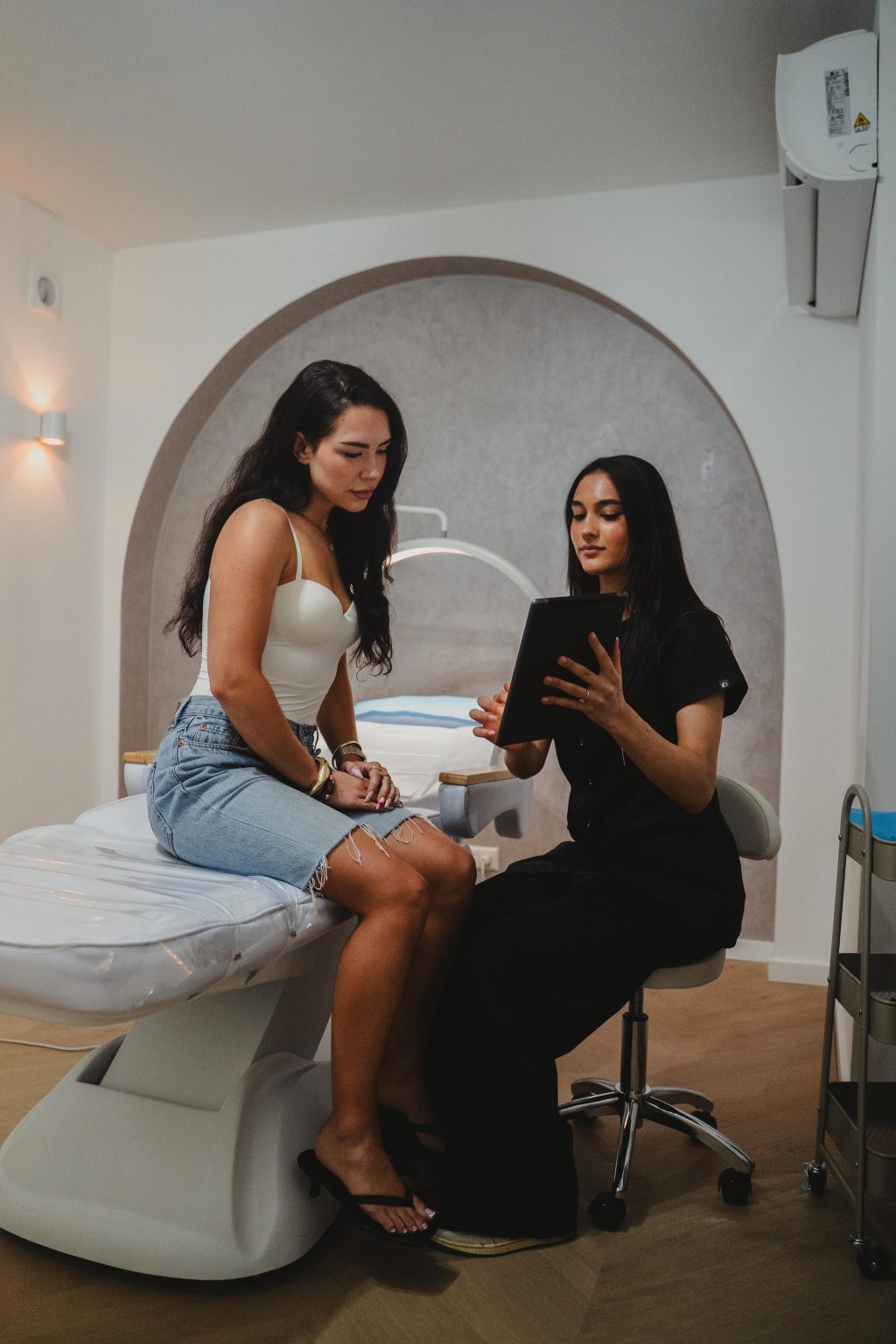 Consult in de behandelkamer van LZ Clinics Amsterdam